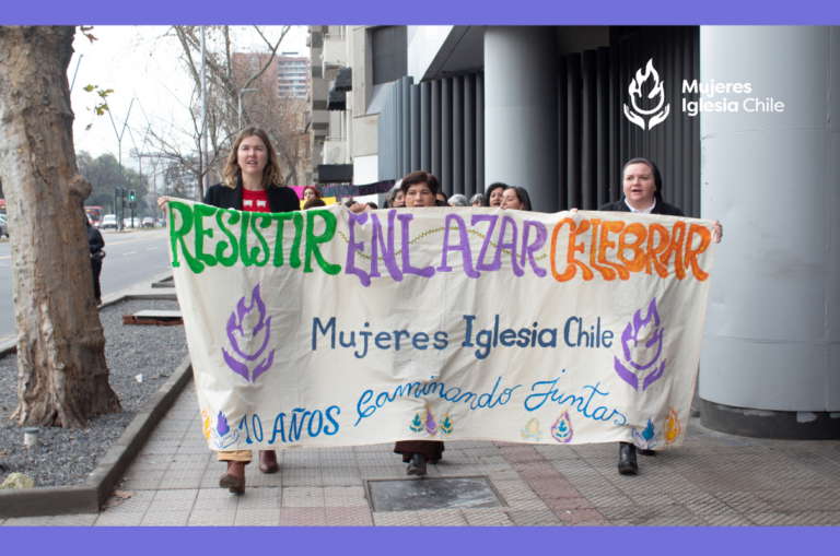 Mujeres Iglesia Chile caminando en Baquedano